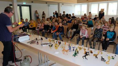 Bild: do
Anschaulich erfahren die Kinder der Grundschule am Rauhen Kulm beim Besuch des Coburger Glasbläsers Jürgen Piller, wie aus Rohglas mit viel Geschick und Können kleine Kunstwerke entstehen.