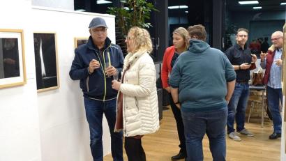 Bild: Ferdinand Leinenbach/exb
Besucher der Vernissage genießen Bilder und Häppchen