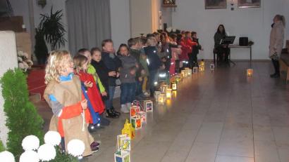Bild: sei
Von Millionen Sternen handelte ein Lied, das die Kindergartenkinder voller Freude sangen.