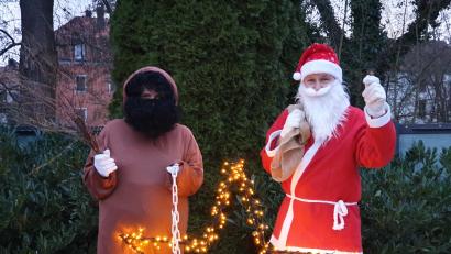 Bild: Daniel Wanninger, Stadtwerke Amberg/exb
Am 6. Dezember 2023 sind Nikolaus (Alfons Wanninger) und Knecht Ruprecht (Sabine Singer) im Kurfürstenbad Amberg zu Gast. Viel Spaß und eine Kleinigkeit (solange das, was im Sack ist, reicht) versüßen die Vorweihnachtszeit für die Besucher an diesem Tag.