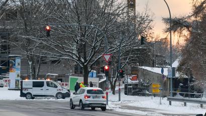 Bild: Petra Hartl
Die Ampelanlage in der Achse Kastler Straße/Fuggerstraße bei real-Verbrauchermarkt in Amberg – hier kam es am Montagmorgen zu einem rund 45-minütigen Ausfall der Ampel.
