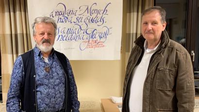 Bild: Maierhofer/exb
Gerhard Fersch (rechts) begrüßt Johann Maierhofer zum Dialektabend.