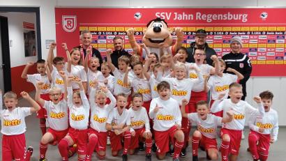 Bild: Matthias Trescher/exb
Unter den Einlaufkindern sind auch die Kinder aus Altenstadt und Parkstein dabei. Sie tragen das Trikot des SSV Jahn Regensburg.