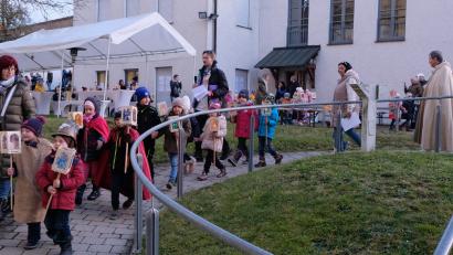 Bild: le
Ein langer Lichterzug bewegt von vom Kindergarten zur Kirche.