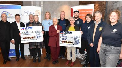 Bild: no
Bei der Spendenübergabe (von links): Johannes Heckmann (Nabaltec AG, Förderer), Erich Übler (VR Bank Amberg-Sulzbach, Förderer), Hans Renner (Past-Präsident Rotary Club Auerbach), Katharina Beck (Vertreterin des Ernst-Naegelsbach Hauses), Heidi Heckmann (Soroptimist International Club Amberg-Sulzbach), Maria Geiss-Wittmann (Gründerin des "Moses-Projekts"), Heinz Schlosser (Past-Präsident Rotary Club Amberg, Förderer), Ute Schieder (Leiterin von Donum Vitae), Thomas Andraschko (Präsident Round Table 69 Amberg), Viola Fritsche (Präsidentin LEO-Club Amberg), Armin Müller (Präsident Lions Club Amberg) und Julia Tontsch (Past-Präsidentin LEO-Club Amberg).