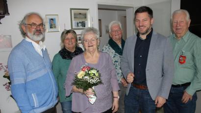 Bild: ral
Das Bild zeigt die Jubilarin im Kreise der Gratulanten darunter Pfarrer Heinrich Rosner, Bürgermeister Peter Neumeier und den Vertretern vom Wanderverein Irrenlohe und vom Gartenbauverein Schwarzenfeld.