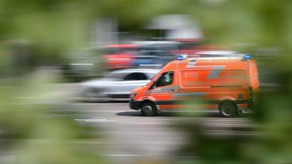 Bild: Sebastian Gollnow/dpa
Das Opfer wurde schwerverletzt mit einem Rettungswagen in ein Krankenhaus gefahren (Symbolbild).