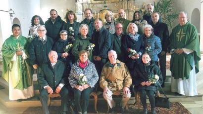 Bild: wro
Die Einladung zum Tag der Ehejubiläen in der Pfarreiengemeinschaft Wiesau-Falkenberg in Wiesau folgten zehn Ehepaare. Zelebriert wurde der Festgottesdienst von Pfarrer Markuns Nees (rechts) und Pfarrvikar Pater James (links).
