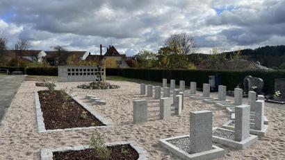 Bild: Corinna Hagn/exb
Kurz vor Allerheiligen wurde die neue Urnenwand samt Urnenhain auf dem Neustädter Friedhof fertig gestellt.