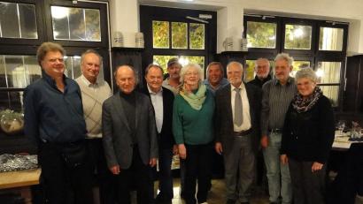 Bild: Marcus Rebmann/exb
Der neue Vorstand und die Geehrten des Briefmarkensammlervereins (von links): Heinz Bauer, Günter Heidingsfelder, Klaus Schmien, Josef Schlaffer, Andreas Heinl, Edina Tschernich, Werner Zylowski, Vorsitzender Hans Dietmayr, Klaus Tschierschke, Michael Müller und Marianne Schmien.