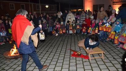 Bild: gi
Ihren Abschluss findet die Martinsfeier auf dem Kirchplatz.
