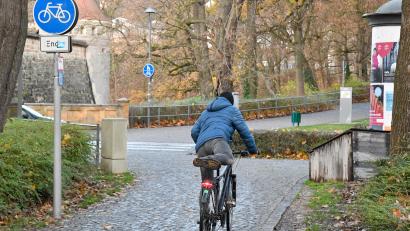 Bild: Petra Hartl
Dieser Radfahrer macht es richtig. Vor dem Zebrastreifen am Nabburger Tor steigt er ab und schiebt.