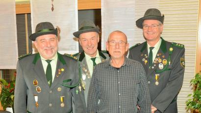 Bild: ker
Werner Grünthaler, Hans Danhauser und Helmut Sperber gratulieren dem ehemaligen Schießleiter Robert Schmidt (Zweiter von rechts) zum 60. Geburtstag.