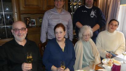 Bild: rn
In ihren bisher 85 Lebensjahren hat Hannelore Helzel viel erlebt. Zur Familienfeier mit Sohn Matthias, Tochter Andrea und Enkelin Viktoria (rechts) gesellten sich auch Bürgermeister Marcus Gradl und Pfarrer Johannes Bosco Ernstberger.
