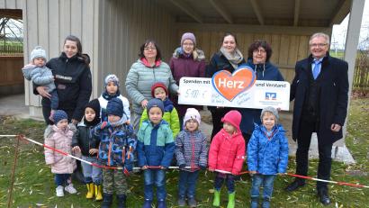 Bild: jr
Mit Hilfe einer Crowdfunding-Aktion wurde das neue Gartenspielhaus des Kindergartens Hedwigsheim finanziert. Regionalmarktleiter Harald Zottmeier (rechts) von der Volksbank Raiffeisenbank Nordoberpfalz übergab an Kindergartenleiterin Regina Schiffmann (Zweite von rechts) den Scheck in Höhe von 5100 Euro.
