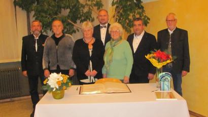 Bild: sei
Barbara Weinert, (Dritte von rechts), Christine Göppl (Dritte von links) Stephan Erras (Zweiter von. links) und Erwin Klemm (links) wurde mit der Ehrenamtsurkunde ausgezeichnet.