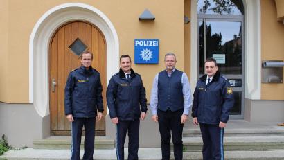 Bild: PP Oberpfalz/exb
Polizeihauptkommissar Florian Beck (Zweiter von links) ist neuer stellvertretender Leiter der Polizeiinspektion Burglengenfeld.