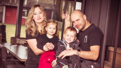 Bild: Kerstin Wegmann/exb
Johannes Reindl, im Bild zusammen mit Ehefrau Jitka und den Kindern Paul und Luisa, führt das Traditionsunternehmen Metallbau Franz in der dritten Generation als alleiniger Geschäftsführer.
