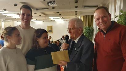 Bild: mas
Stadtpfarrer Josef Häring überreicht an Gruppenleiterin Johanna Kippes sowie die Oberministranten Alexander Schmid und Samira Blaschke (von links) 1600 Euro als Privatspende für die Rom-Wallfahrt im nächsten Jahr. Es freut sich mit ihnen Kirchenpfleger Michael Kippes (rechts).