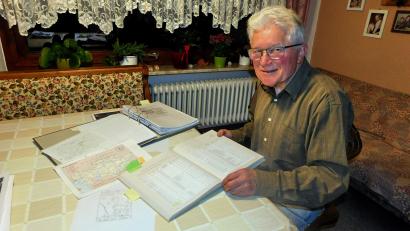 Bild: whü
Werner Veigl mit einer seiner wichtigsten Quellen für deutsche Kriegsgefangene in Russland, dem Findbuch "Orte des Gewahrsams von deutschen Kriegsgefangenen in der Sowjetunion (1941-1956)".