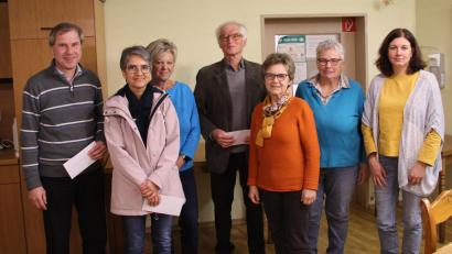 Bild: bjo
Der Vorstand des Frauenbundes überreichte die Spenden in Höhe von 250 Euro an Pfarrer Werner Sulzer (links), 200 Euro an Doris Flieder (Zweite von links) und 200 Euro an Bernhard Saurenbach (Vierter von links).