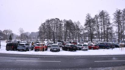 Bild: ubb
Die Bauarbeiten beim Fischhofpark-Parkplatz gegenüber des Landratsamtes sind abgeschlossen. Er wurde bereits am ersten Adventswochenende zum Tirschenreuther Weihnachtsmarkt rege von Besuchern genutzt.