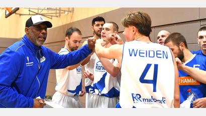 Archivbild: G. Büttner
Auch eine Auszeit half nicht: TB-Trainer Johnny Griffin (links) und sein Team mussten in Passau eine Niederlage hinnehmen.