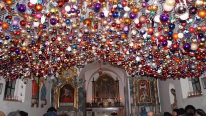 Bild: wel
Den Himmel voller Kugeln können Besucher in der Kapelle Vierzehn Nothelfer bis zum 7. Januar bewundern.