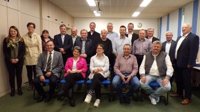 Bild: MMM GmbH/exb
Die MMM-Mitarbeiter werden von Gesellschafter Michael Koller (hintere Reihe, rechts) sowie den Geschäftsführern Thomas Denner (mittlere Reihe, Dritter von links) und Robert Eibl (mittlere Reihe, rechts ) geehrt.
