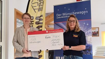 Bild: Michaela Gebhardt/exb
Birgit Neukam-Leißner (links) bei der Spendenübergabe an Simone Kreppner vom ASB-Regionalverband Jura.