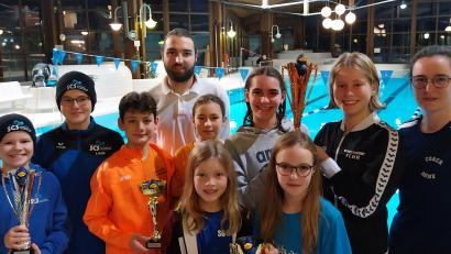 Bild: rbg
TSC-Vize Anne Habedank (rechts) und Sportlicher Leiter Lukas Bachmeier (hinten links) mit den Vertretern der erfolgreichen Teams vom SC Schwandorf, TV Parsberg, SG Nordoberpfalz und SV Weiden.