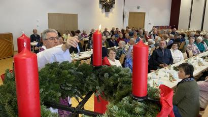 Bild: aub
Zu Beginn des besinnlichen Nachmittags für die Senioren Nabburgs im Jugendwerk zündet Pfarrer Hannes Lorenz die erste Kerze am Adventskranz an.