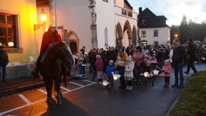 Bild: bey
Der Heilige St. Martin hoch auf dem Pferd führt den Laternenzug der Kinder nach der Martinsfeier in der Stadtpfarrkirche an.