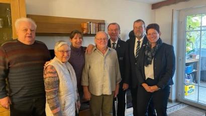 Bild: Stadt Neunburg/exb
Martin Hauber ist 80 geworden. Unser Bild zeigt den Jubilar (Mitte) im Kreise der Gratulanten.