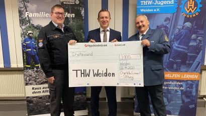 Bild: THW Weiden/exb
Andreas Duschner (links), Christian Wolf (Mitte) und Michael Braun (rechts) freuen sich gemeinsam über die Spende zur Anschaffung eines neuen Kranlastwagens.