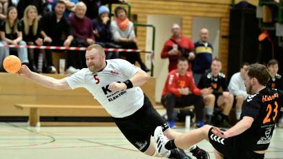 Archivbild: Hubert Ziegler
Eine Woche nach dem Derbysieg gegen die HG Amberg unterlagen Thomas Weiß (links) und der HC Sulzbach-Rosenberg beim Spitzenreiter ESV Regensburg deutlich.
