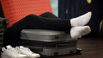 Bild: Karl-Josef Hildenbrand/dpa
Einige Passagiere mussten auf dem wegen Schneefall zeitweilig gesperrten Münchener Flughafen mehrere Nächte ausharren.