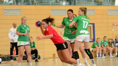 Archivbild: mhs
Anna Stubenvoll (am Ball) war mit sechs Toren beste Werferin für die HSG Nabburg-Schwarzenfeld beim Heimsieg gegen den HC Sulzbach.