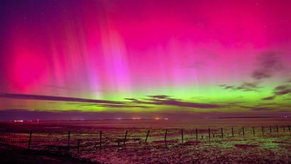 Bild: Markus Hibbeler/dpa
Polarlichter sind am Himmel über Schillig (Kreis Friesland) zu sehen. (Archivbild)