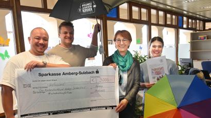 Bild: gf
Bei der Spendenübergabe (von links) Maurice Hodge, Dominik Bell, Brigitte Breitfelder und Martina Eiban.