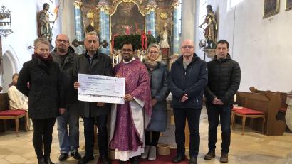Bild: ct
Ein Teil des Organisationsteams des gemeinsamen Pfarrfestes bei der Spendenübergabe (von links): Michaela Kreuzer (Vilseck), Hubert Merkl (Sorghof), FLIKA-Kassier Oskar Schmidt, Pater Robin Xavier, Manuela Kreuzer, Ludwig Ratzke (beide Schlicht) und Lothar Hasenstab (Vilseck).