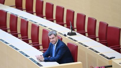 Bild: Angelika Warmuth/dpa
Der neu gewählte bayerische Ministerpräsident Markus Söder sitzt im Bayerischen Landtag.