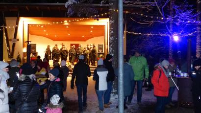 Bild: hme
Dank des Schneefalls herrscht bei der Waldweihnacht in Weiherhammer eine Kulisse wie im Film. Für die passende Musik sorgt die Jagdahornbläsergruppe Weiden-Neustadt (im Hintergrund auf der Bühne).
