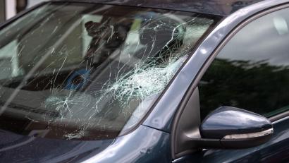 Symbolbild: Sina Schuldt/dpa
Ein bislang Unbekannter hat in Erbendorf an einem Auto die Windschutzscheibe eingeschlagen und an einem anderen einen Reifen zerstochen.