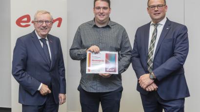 Bild: Uwe Moosburger
Jürgen Kilger, Hauptgeschäftsführer HWK Niederbayern Oberpfalz, (links) mit Fabian Lehmeier aus Ursensollen und Rolf Heiermann, EDG - Leiter Verkauf Energielösungen Region Süd.