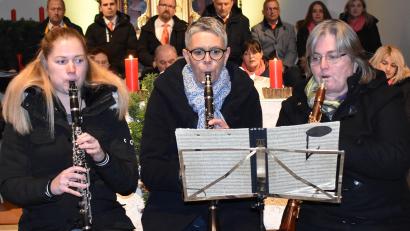 Bild: rgr
Kristina Stauber (von links), Catharina Stoll-Graml und Johanna Rubenbauer spielen adventliche Lieder auf der Klarinette.