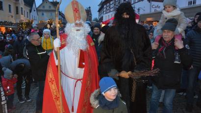 Archivbild: jr
Beim „Weihnachtlichen Kunsthandwerkermarkt“ in Bad Neualbenreuth ist auch Sankt Nikolaus mit Knecht Ruprecht dabei.