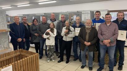 Bild: Kochherr/exb
Bei den Ehrungen der Kaninchenzüchter im Vereinsheim in Schwarzenfeld wurde der Erfolg des Zuchtjahres 2018 mit Pokalen, Plaketten und Urkunden belohnt.