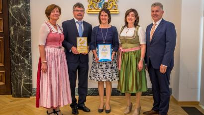 Bild: Florian Maucher/StMELF
Der Ferienhof Frank aus Schwarzenbach darf die nächsten drei Jahre mit dem "Goldenen Gockel" werben. Bei der Preisübergabe waren (von links) Gerda Walser, Vorsitzende des Landesverbands, Josef und Monika Frank, Angelika Soyer, Zweite Vorsitzende des Landesverbands, sowie Amtschef Hubert Bittlmayer dabei.