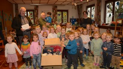 Bild: bey
Herbert Putzer, der Vorsitzende der Kinderkrebshilfe Oberpfalz-Nord und Hedwig Reger von der Vohenstraußer Tafel freuen sich über die Geld- und Sachspenden des Kartengartens St. Elisabeth.